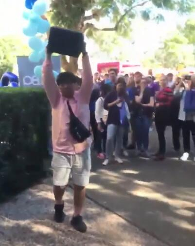  中国留学生高举扩音器播放国歌，众人大合唱 视频截图