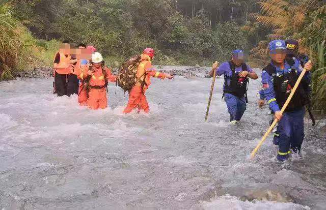 7月21日，救援人员将被困人员救出。上高县蓝天救援队供图