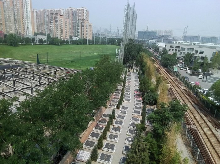  墓碑东侧挨着铁路。实习生 陈婉婷 摄