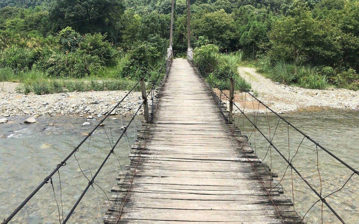  溪口处吊桥，21日晚救援队伍从这里徒步进山搜救。新京报记者王文秋&nbsp;摄