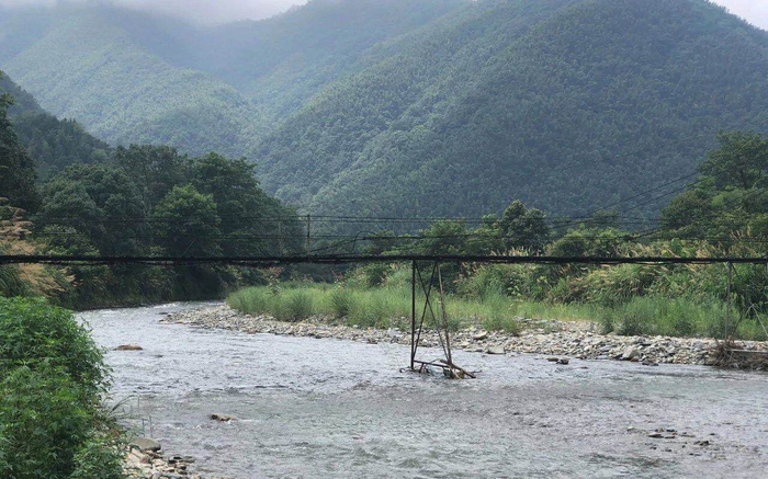 西头村溯溪线路起点处溪口，驴友多从吊桥下河道处开始徒步至上游吕阳洞瀑布。新京报记者王文秋&nbsp;摄