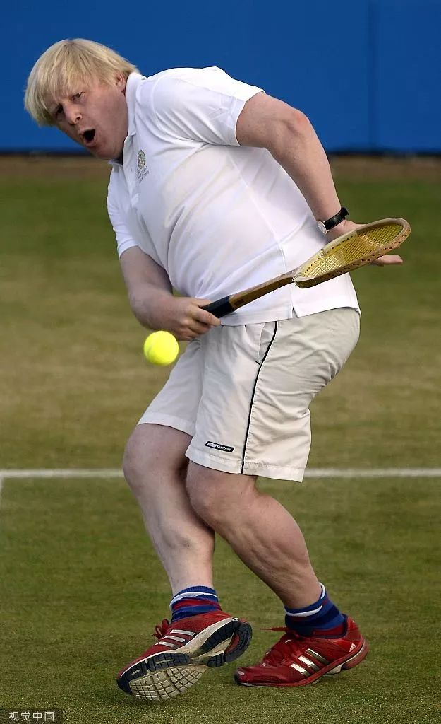 　2013年约翰逊参加一场名人网球比赛。/视觉中国