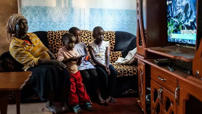  非洲人在家中看电视&nbsp; 图源：CNN