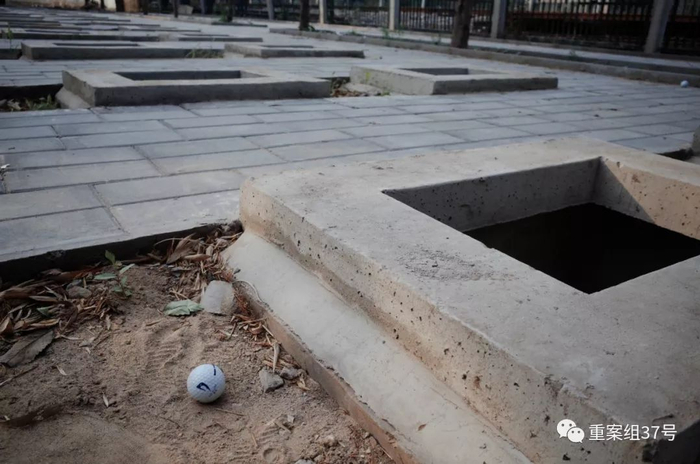  ▲一颗高尔夫球落在墓穴旁。实习生 陈婉婷 摄