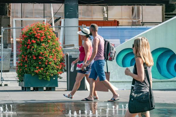 　　当地时间2019年7月24日，荷兰北博拉邦特省，当地迎来高温天气，民众用各种方式避暑降温。 视觉中国 图