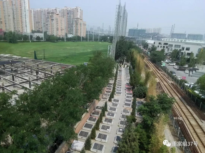  ▲墓地东侧挨着铁路。实习生 陈婉婷 摄