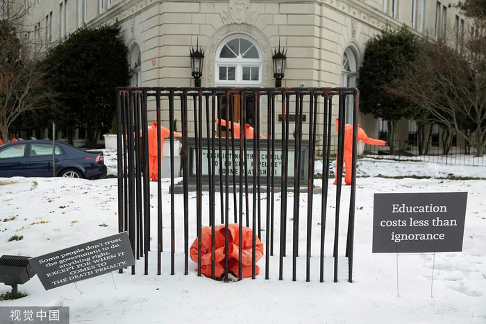  当地时间2017年3月15日，美国华盛顿，美国最高法院附近树立的抗议死刑的装置。图源：视觉中国