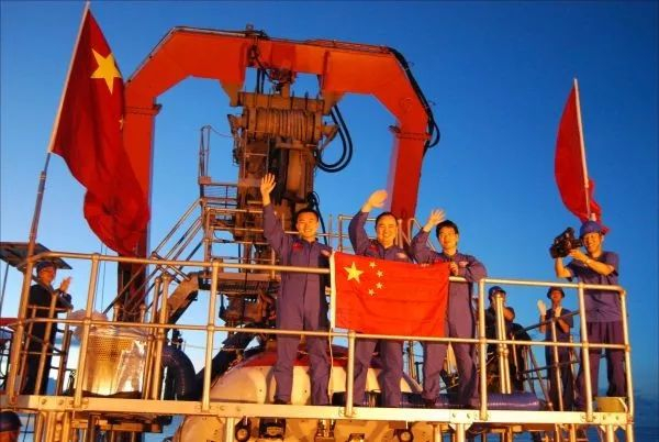 　　▲资料图片：这是“蛟龙号”深海载人潜水器于2010年7月在中国南海执行一次成功下潜后，试潜航员凯旋的资料照片。（新华社）