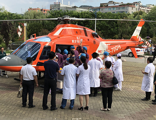 直升机起飞后因小思源再次休克后降落，医护正在直升机上对其进行心肺复苏。