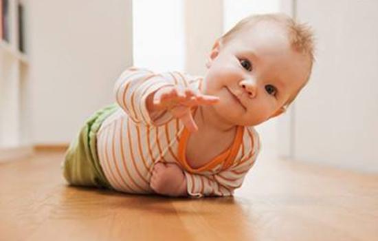 宝宝学爬时为什么往后退？婴儿动作发展，父母应该知道的五个方面
