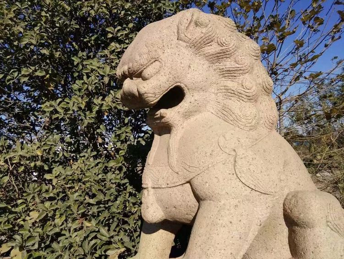 二流子晚上听到土地庙里有人说话，天亮后告诉村民们但是没人相信