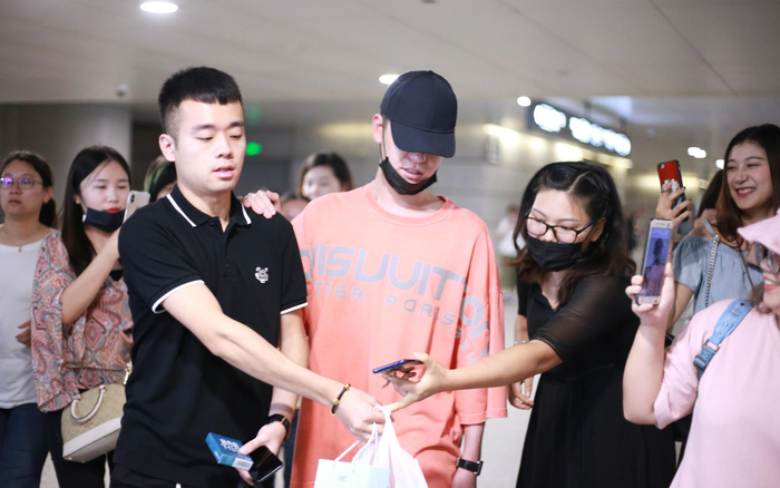 粉丝们接机某德云社演员。图/视觉中国