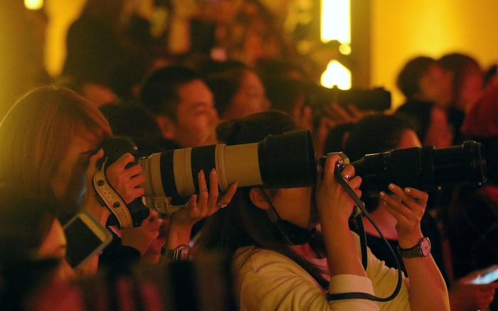 拿着长枪短炮来听相声的粉丝们，图/视觉中国。