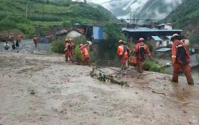 山洪过后，居民区受损，消防人员赶往当地救援。凉山州消防救援支队供图