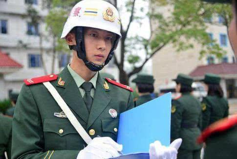为什么每年退伍时,纠察兵都要提前走?|部队|老兵|军事化|纪律性|兵种_新浪军事_新浪新闻