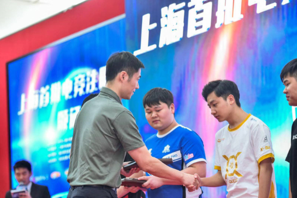 电竞运动员接过证书 主办方供图