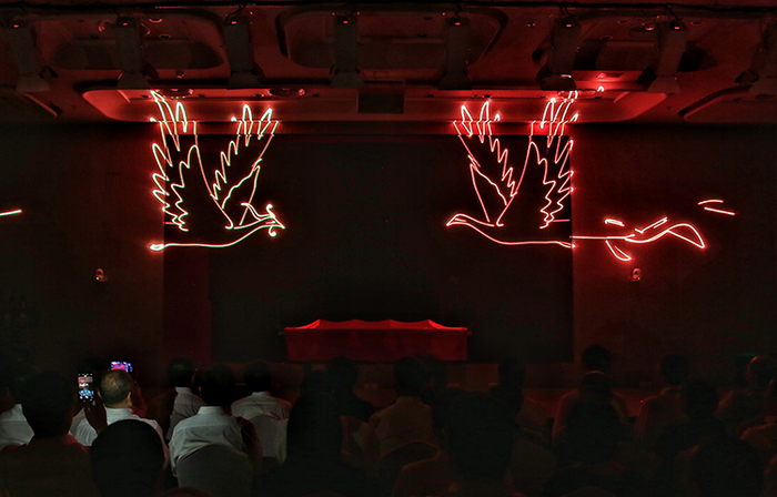 两只“凤凰”飞来，开启发布仪式。