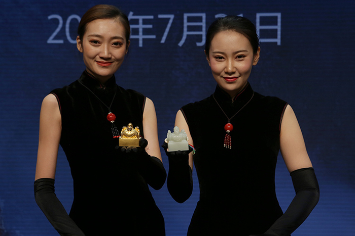 模特现场展示“金玉”徽宝。