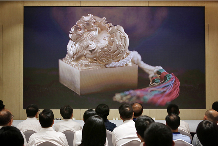 发布会上，北京冬奥徽宝典藏版（0001号、2022号）、北京冬奥徽宝珍藏版（0001号、5000号）亮相。