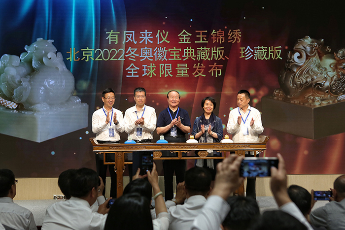 　　北京冬奥组委专职副主席兼秘书长韩子荣，北京奥运城市发展促进会副会长蒋效愚，北京冬奥组委相关部门和北京市相关委办局负责人、中国银行、北京冬奥会特许经营企业代表出席发布会，为“金玉”徽宝揭幕。