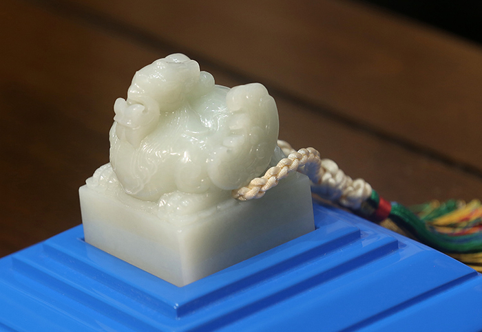 　　北京冬奥徽宝典藏版（和田青白玉印玺）选用了和田上等青白玉，限量发行2022方，每方售价8.8万元。