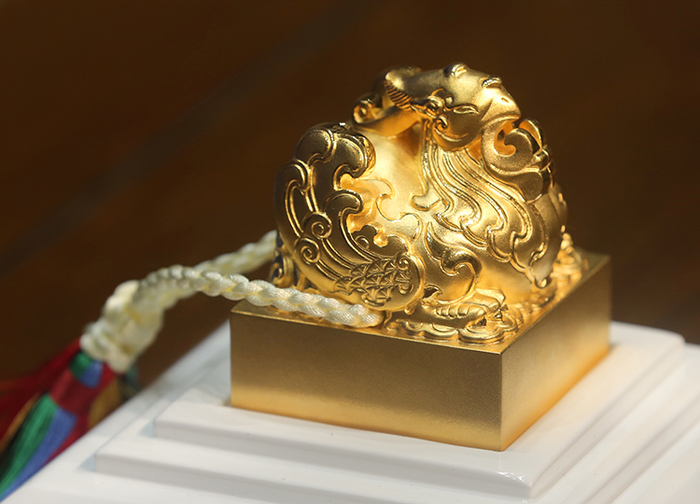 　　北京冬奥徽宝珍藏版（黄金印玺）采用了古法制金、绳结、制匣、篆刻等传统工艺。每方徽宝重量不低于356克。