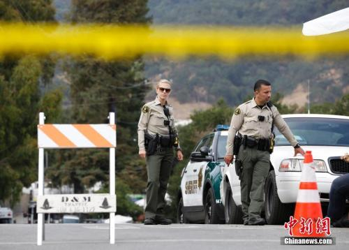 　　当地时间7月29日，美国加利福尼亚州吉尔罗伊警方透露，28日傍晚发生的吉尔罗伊大蒜节枪击案的枪手为19岁男子莱根。包括枪手在内，枪击事件共造成4人死亡，12人受伤。图为事发现场被警方封锁。