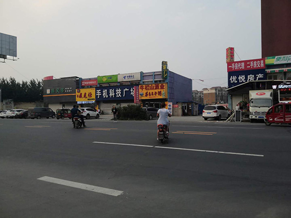 事发后，依旧有人在此横穿马路。