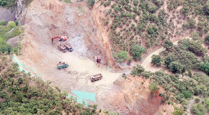 　河北承德兴隆八卦岭乡西区村和江湖峪村附近砂石料厂，露天采石现象屡禁不止，植被破坏严重，多处山体被挖得满目疮痍。受访人供图