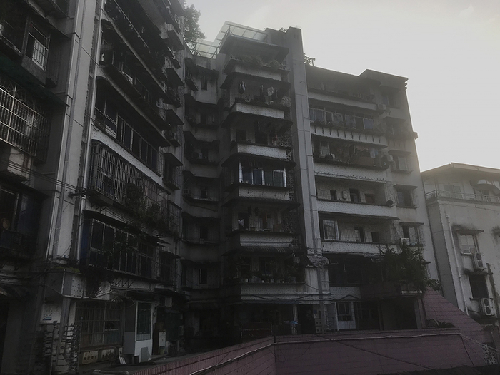 重庆“保时捷女”李某曾在该居民楼居住，在高档小区购房后搬离。澎湃新闻记者 谢寅宗 图