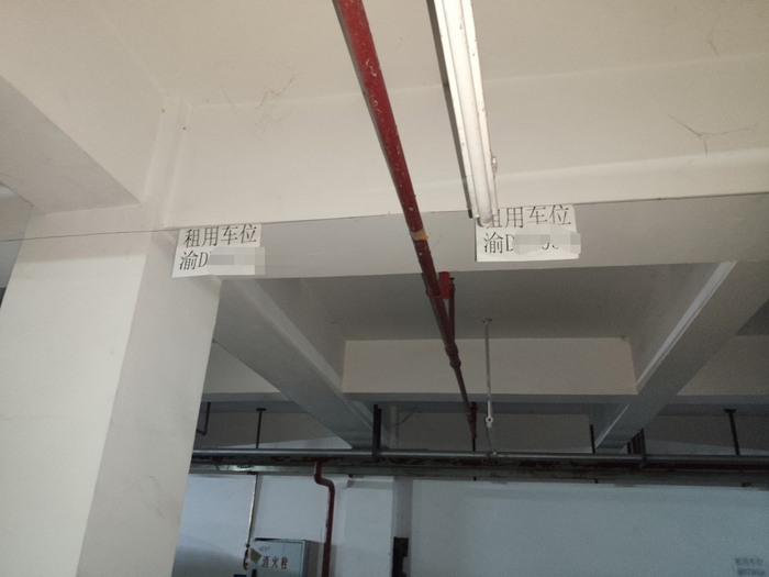 　　8月1日，新京报记者发现，李某现住址车库内一停车位上贴有涉事保时捷车牌号，但车辆并未停在此处。 新京报记者 朱必胜 摄