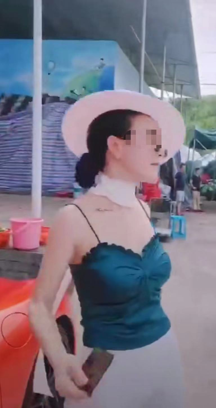 李某日常拍摄的视频也被网友扒出，她打着电话不时手指镜头。 受访者提供视频截图