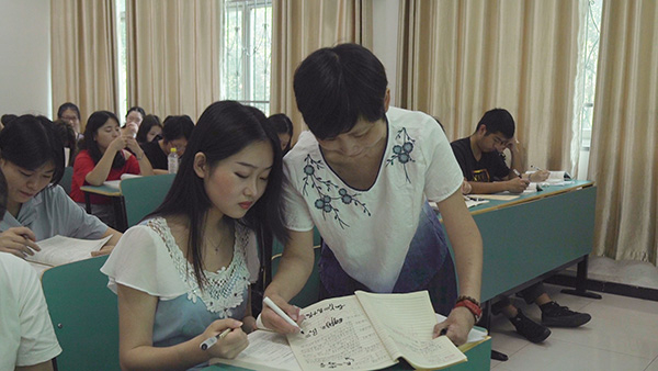 罗芳批改学生作业。 本文图片 黄冈师范学院提供