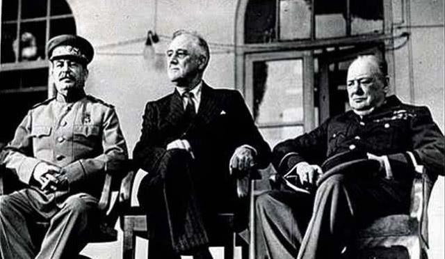 二战三巨头合影，为啥总是罗斯福坐在正中间？原因不简单