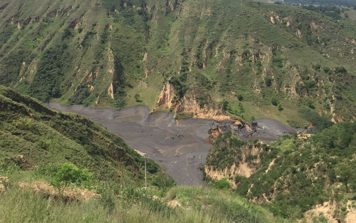 山洪过后，洗煤厂上游河道淤积的大量煤泥。 新京报记者 张胜坡 摄