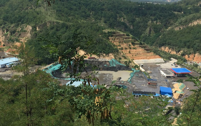 从山腰俯瞰下的永兴洗煤厂全景。 新京报记者 张胜坡 摄