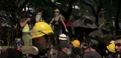 示威者围堵警署（陈青青/摄）