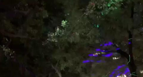 示威者用激光照射警署（陈青青/摄）