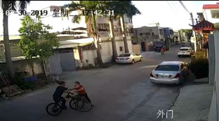 监控视频显示两人骑自行车相撞后发生肢体冲突 。受访者供图