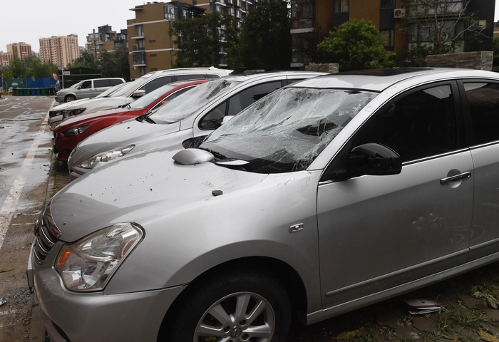 小区里以及旁边另一小区内数十辆车被砸。新京报记者 吴宁 摄