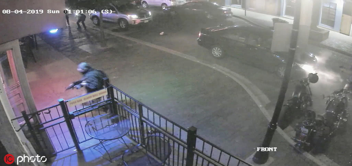 当地时间周日凌晨，监控拍到在俄亥俄州代顿市行凶的枪手 @Photo IC