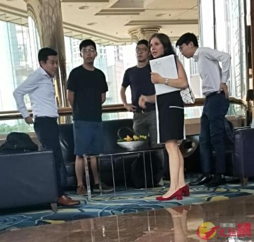 　　黄之锋（左二）、罗冠聪（右三）等人正与Julie Eadeh（右二）密谋。图片来源：香港大公文汇全媒体记者摄