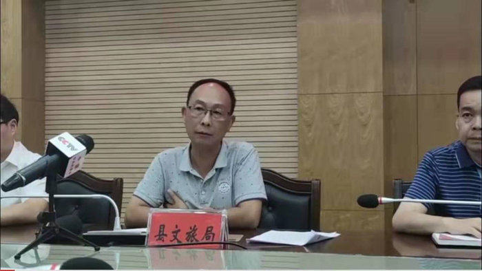8月6日下午，鹤峰县政府召开发布会通报躲避峡山洪灾害情况。 新京报“我们视频”截图
