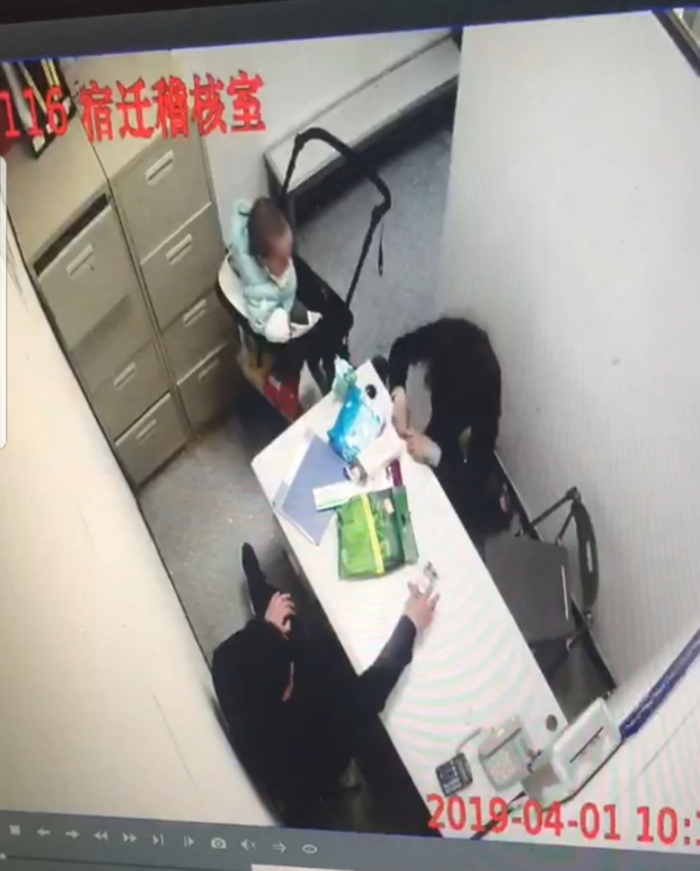 举报者提供的视频显示，视频中有女子在一处室内向对面男子下跪并作揖。受访者供图