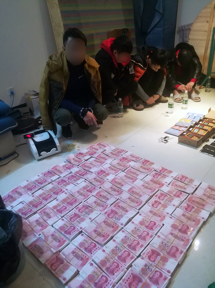 广元案中警方查获的现金。