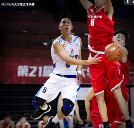  袁堂文（左一）/图据CUBA大学生篮球联赛微博