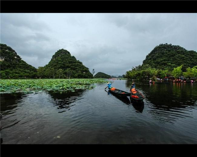 湖水中，延绵起伏的山峰。