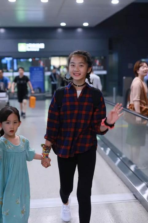 黄磊携一对女儿现身机场，13岁的黄多多淡妆绑蝎尾辫，一脸轻熟样