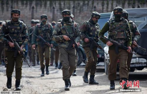 　　图六：当地时间2016年2月4日，印度士兵在印控克什米尔班迪波拉区与三名武装分子发生交火。图为印度警方人员正在快速通过危险区域。