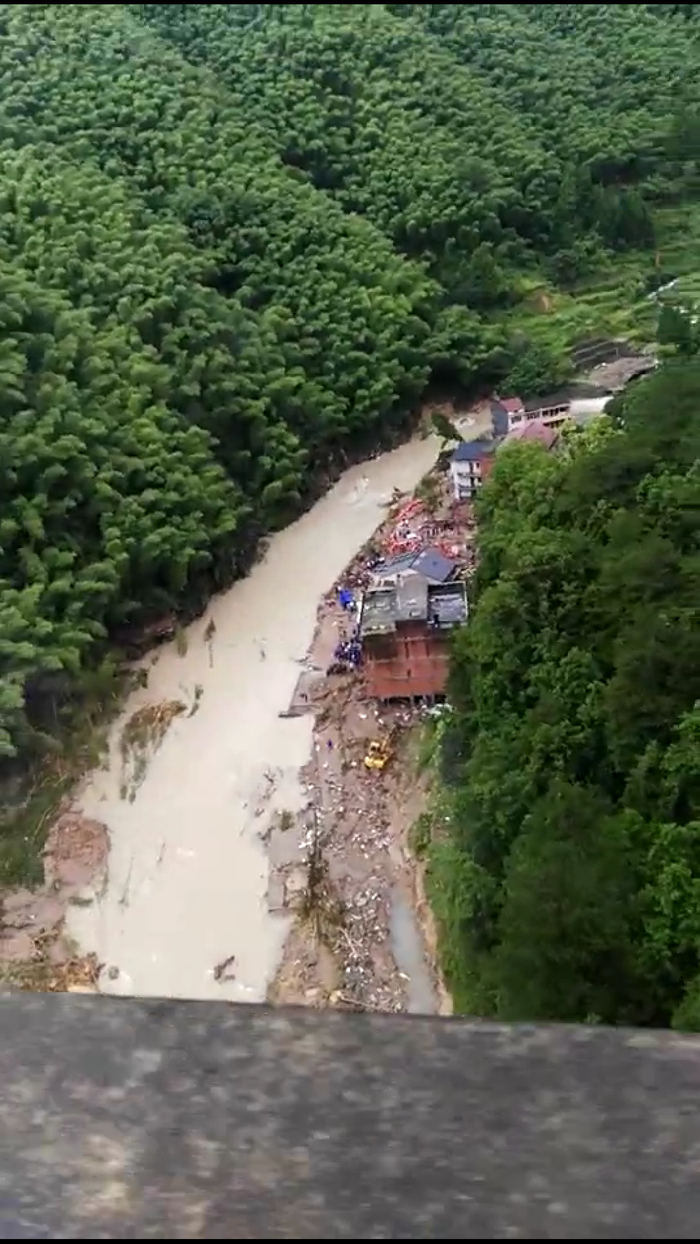  房屋沿河而建，下游部分房屋已被冲毁，上游留存。受访者所供视频截图